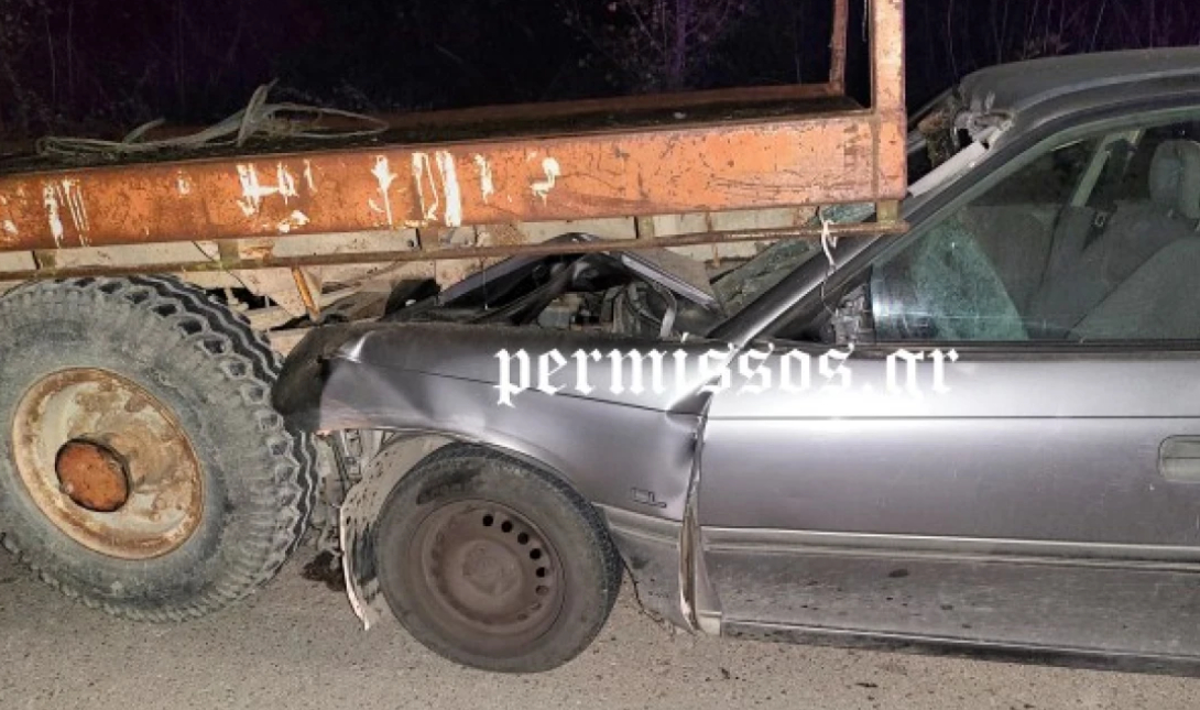 Δίχως τέλος τα τροχαία: Αυτοκίνητο «καρφώθηκε» σε καρότσα τρακτέρ – Δείτε εικόνες και βίντεο