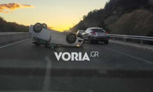 Τροχαίο ατύχημα στην εθνική οδό – Ανετράπη ΙΧ με 2 τραυματίες