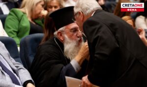 Μια υπόκλιση αμοιβαίου σεβασμού στο Ηράκλειο – Το νόημα της τιμής σε μια κίνηση