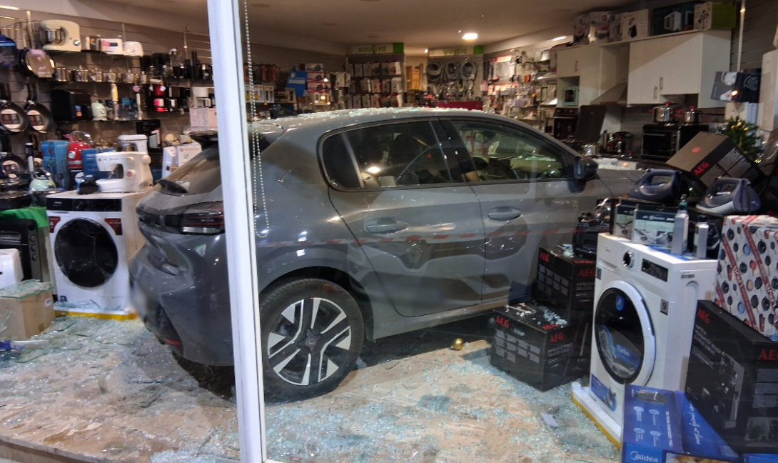 Ναύπλιο: Εισβολή ΙΧ αυτοκινήτου σε κατάστημα ηλεκτρικών ειδών! (φωτογραφίες)
