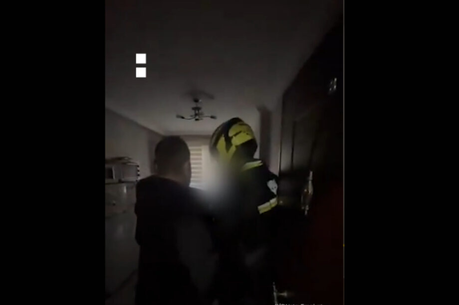 Τουρκία: Αστυνομικός μεταμφιέστηκε σε διανομέα για να συλλάβει καταζητούμενο (βίντεο)