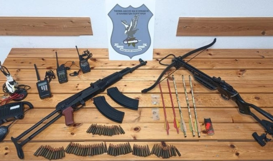 Θεσσαλονίκη: Συνελήφθη πατέρας και γιός για όπλα – Κατασχέθηκαν Καλάσνικοφ και βαλλίστρα
