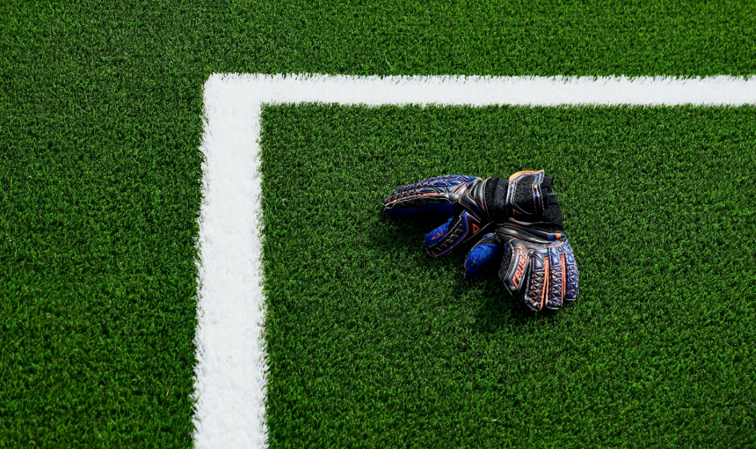 Ο… «επιστημονικός» λόγος που οι τερματοφύλακες φτύνουν τα γάντια τους