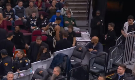 NBA: Συναγερμός στους Μπακς για τον τραυματισμό του Αντετοκούνμπο (βίντεο)