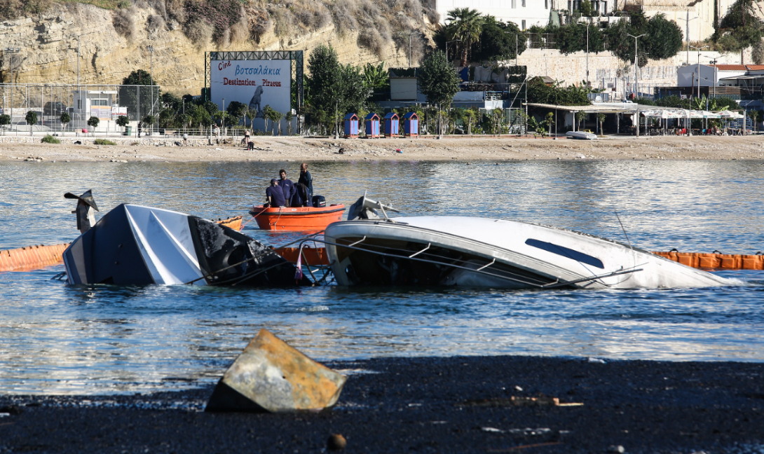 Το γιοτ αξίας 25 εκατομμυρίων ευρώ που κάηκε στη φωτιά στη Μαρίνα Ζέας (βίντεο)