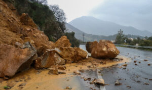 Συναγερμός στην Ιεράπετρα από την κακοκαιρία: Κατολισθήσεις και απροπέλαστοι δρόμοι – Εγκλωβίστηκε οδηγός στα Φερμά (βίντεο)