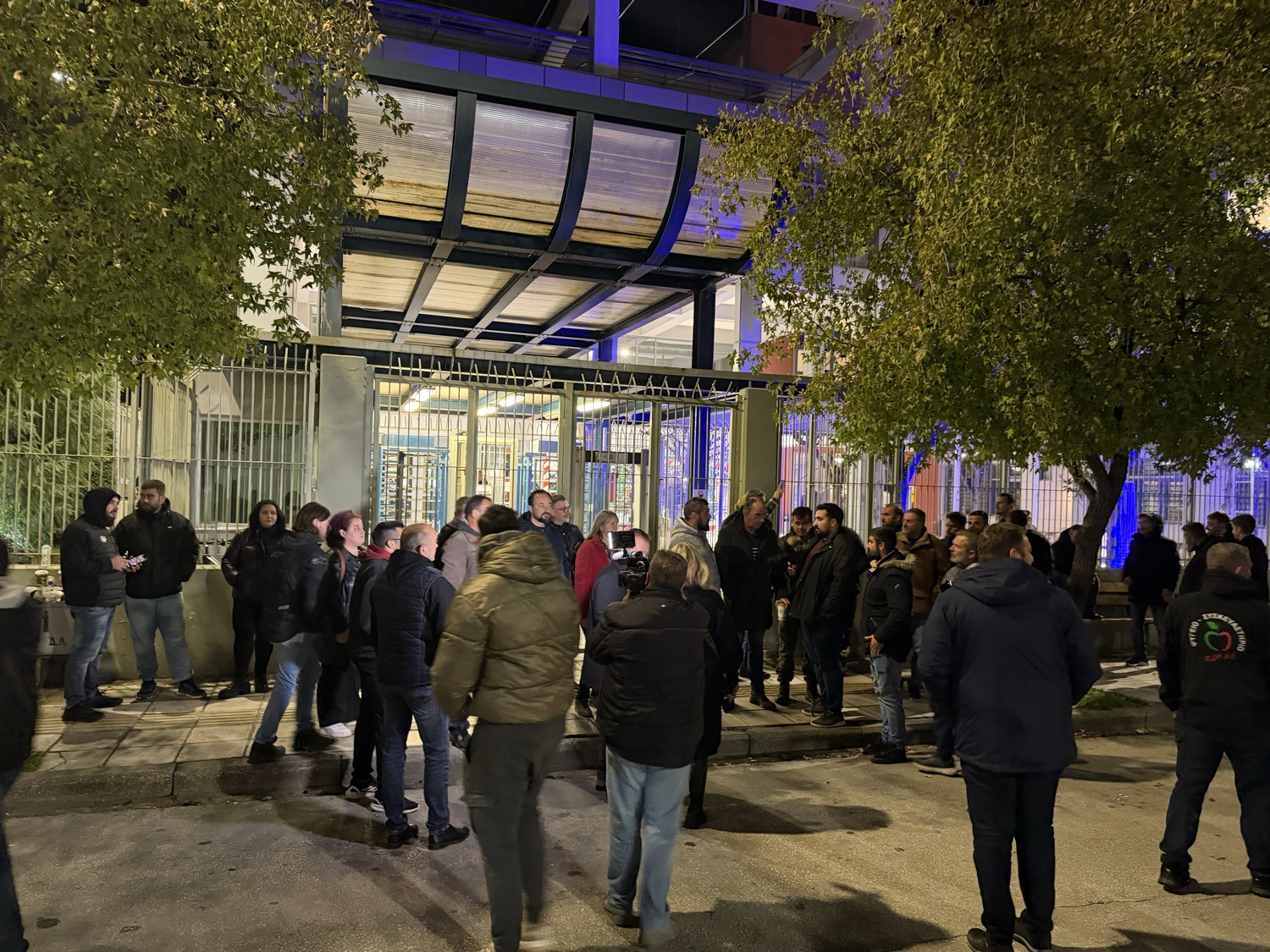 Λάρισα: Aγρότες έξω από την Αστυνομική Διεύθυνση ζητούν την απελευθέρωση των συναδέλφων τους