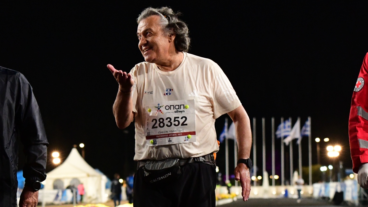 Συγκίνηση για τον δρομέα που τερμάτισε τελευταίος στον 42ο Μαραθώνιο – Δείτε βίντεο