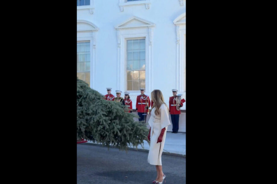 Με... μπάντα υποδέχθηκε το Χριστουγεννιάτικο δέντρο του Λευκού Οίκου η Μελάνια Τραμπ (βίντεο)