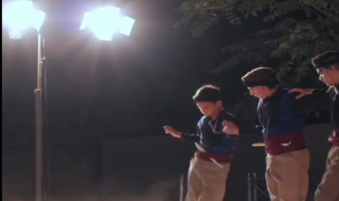 Μικρός αλλά… λεβέντης! – Ο πιτσιρικάς που μάγεψε με τις κρητικές φιγούρες του