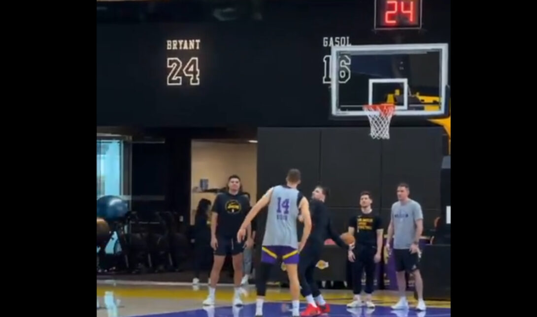 Ντόντσιτς: Αθλητής ή... ζογκλέρ; Πέτυχε καλάθι με ραβέρσα από τη μια μπασκέτα στην άλλη! (βίντεο)