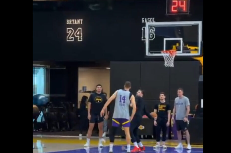 Ντόντσιτς: Αθλητής ή... ζογκλέρ; Πέτυχε καλάθι με ραβέρσα από τη μια μπασκέτα στην άλλη! (βίντεο)