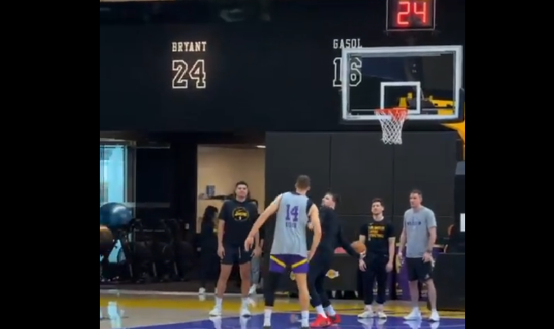 Ντόντσιτς: Αθλητής ή… ζογκλέρ; Πέτυχε καλάθι με ραβέρσα από τη μια μπασκέτα στην άλλη! (βίντεο)