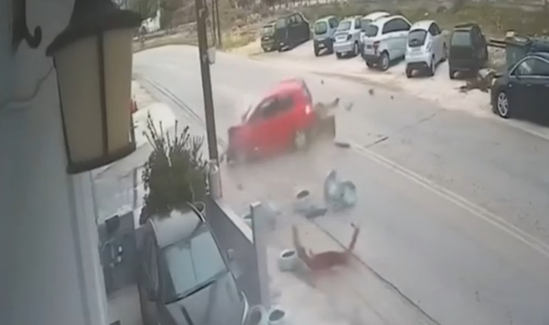 Σφοδρή σύγκρουση τριών οχημάτων – «Το παιδί μου, το παιδί μου» φώναζε η οδηγός (Βίντεο)