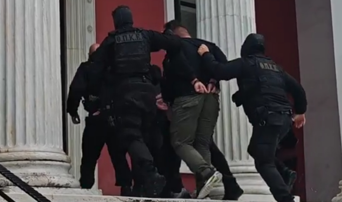 Χαλκίδα: Με φωνές η «υποδοχή» των κατηγορουμένων για τη δολοφονία του 20χρονου – «Δολοφόνοι, άνανδροι» (Βίντεο)