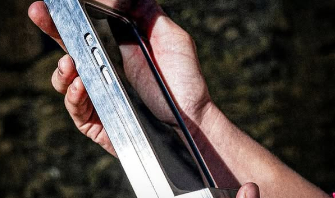 Έφτιαξε θήκη κινητού που ζυγίζει 3 κιλά για να σταματήσει το σερφάρισμα (Φωτο)