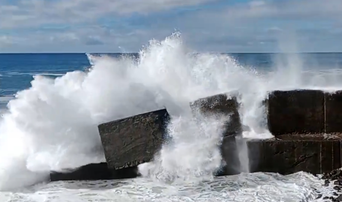 Τενερίφη: Νεκροί και τραυματίες από τα τεράστια κύματα που «επιτίθονται» στο νησί