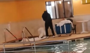 Υπάλληλος ξενοδοχείου μούλιαζε τα βρώμικα σεντόνια στο τζακούζι και τα ανακάτευε με σκούπα (βίντεο)