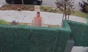 Γυμνός άνδρας επιτέθηκε και έσπασε τα πόδια ενός βετεράνου πολέμου και εκείνος απάντησε με τρεις πυροβολισμούς (βίντεο)