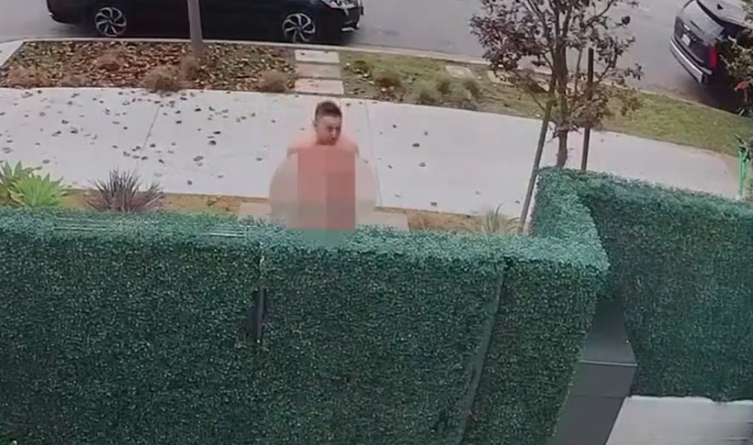 Γυμνός άνδρας επιτέθηκε και έσπασε τα πόδια ενός βετεράνου πολέμου και εκείνος απάντησε με τρεις πυροβολισμούς (βίντεο)