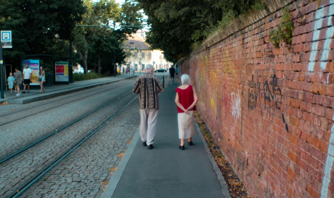 Όριο ταχύτητας στο περπάτημα στα πεζοδρόμια – Αντιδράσεις έχει προκαλέσει το νομοσχέδιο της Σλοβακίας