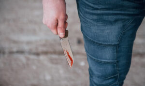 Άγρια συμπλοκή στην Μεσσήνη: Τον μαχαίρωσε στην κοιλιά γιατί του χρωστούσε λεφτά