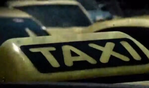 Άγρια επίθεση σε οδηγό ταξί – Επιβάτης άρχισε να τον χτυπάει στο πρόσωπο, γιατί δεν ήταν ελεύθερος (Βίντεο)