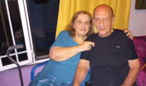 Άγρια δολοφονία στη Σαλαμίνα: Στο ψυχιατρείο από το σοκ ο σύζυγος της 46χρονης -«Κρατούσα αγκαλιά τη δολοφόνο της μητέρας μου»