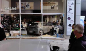 Τροχαίο ατύχημα με αυτοκίνητο που εξετράπη της πορείας του κατέληξε σε κατάστημα ηλεκτρικών ειδών – Δείτε φωτογραφίες