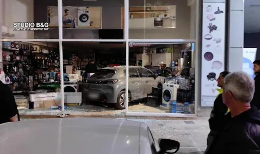 Τροχαίο ατύχημα με αυτοκίνητο που εξετράπη της πορείας του κατέληξε σε κατάστημα ηλεκτρικών ειδών – Δείτε φωτογραφίες