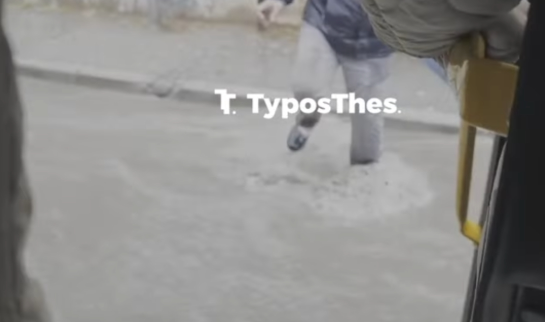 «Εγκλωβίστηκαν» μέσα σε λεωφορείο λόγω της πλημμύρας στη Θεσσαλονίκη – Δείτε βίντεο