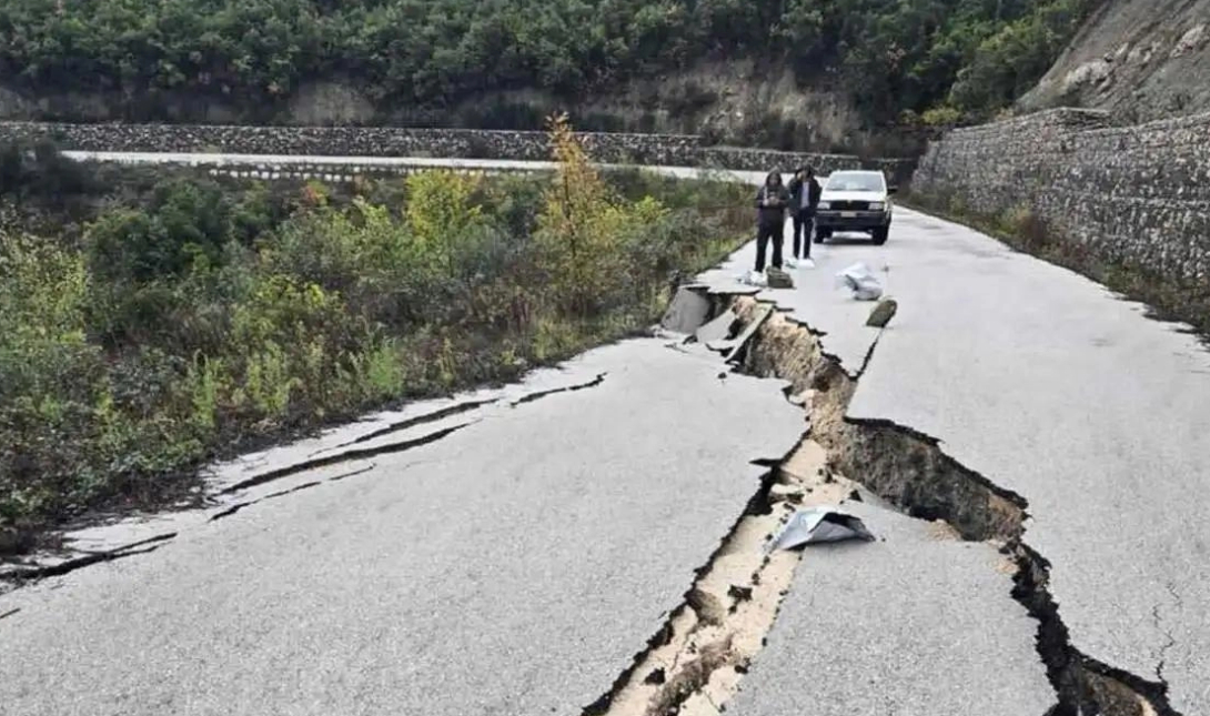 Απίστευτο αλλά αληθινό: Δρόμος στην Ήπειρο κόπηκε στα δύο μετά τη βροχή! (φωτο)