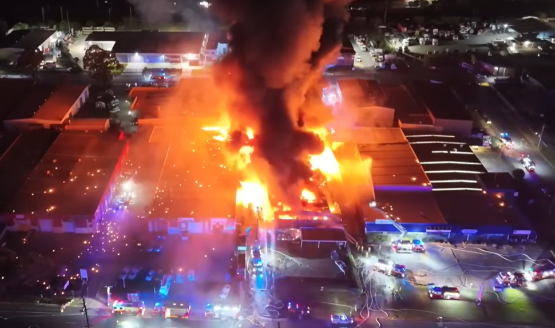 Δεξαμενή με χημικά εκτινάχθηκε στον αέρα μετά από πυρκαγιά σε μονάδα διαχείρισης αποβλήτων στο Σίδνεϊ