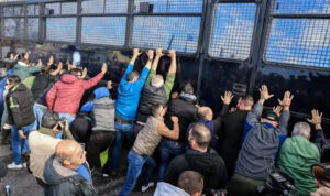 Ξύλο και χημικά στα αγροτικά μπλόκα- Δείτε τα βίντεο από τις συγκρούσεις των κτηνοτρόφων με την αστυνομία!