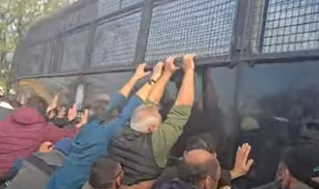 Ξύλο και χημικά στα αγροτικά μπλόκα- Δείτε τα βίντεο από τις συγκρούσεις των κτηνοτρόφων με την αστυνομία!