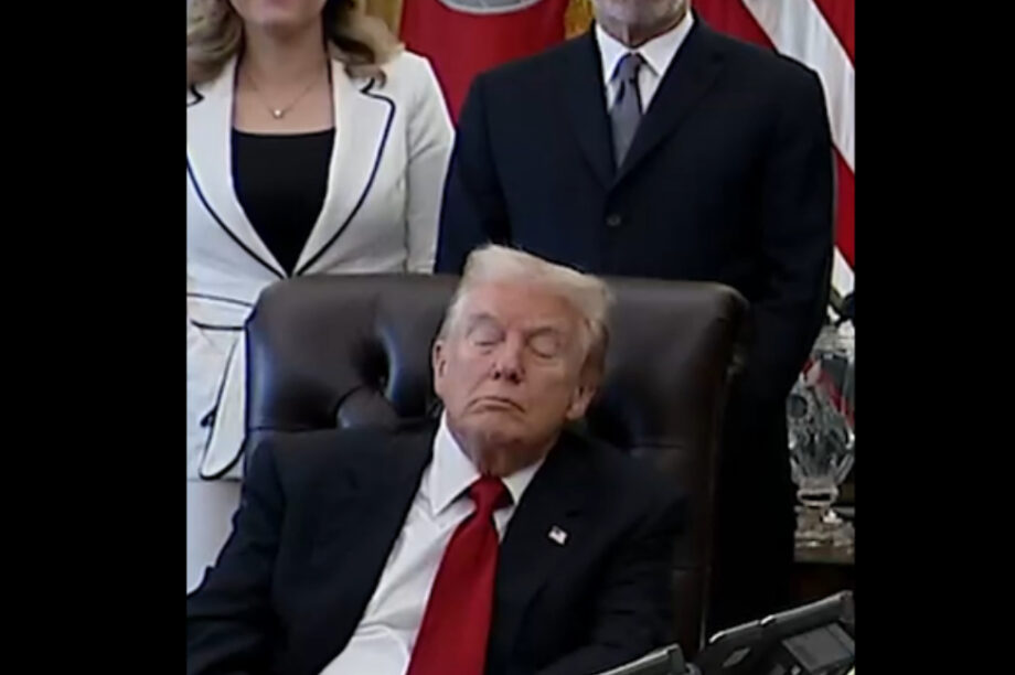 ΗΠΑ: Viral ο... νυσταγμένος Τραμπ στο Οβάλ γραφείο (βίντεο)