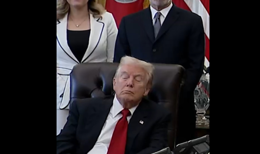 ΗΠΑ: Viral ο… νυσταγμένος Τραμπ στο Οβάλ γραφείο (βίντεο)