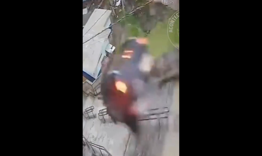 Αυτοκίνητο έφυγε από τον δρόμο, εκτινάχθηκε σε σκάλα και ο οδηγός βγήκε μόνο με γρατζουνιές! (βίντεο)