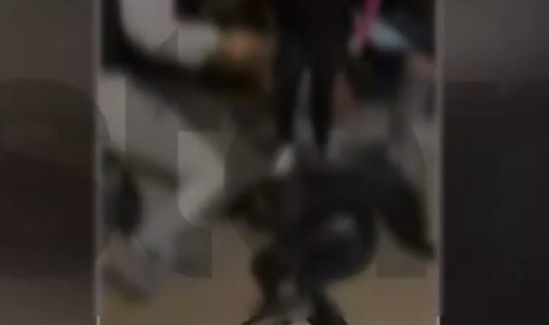 Σοκαριστικό περιστατικό βίας ανηλίκων: Έφηβες χτυπούν ανελέητα συνομήλική τους (βίντεο)