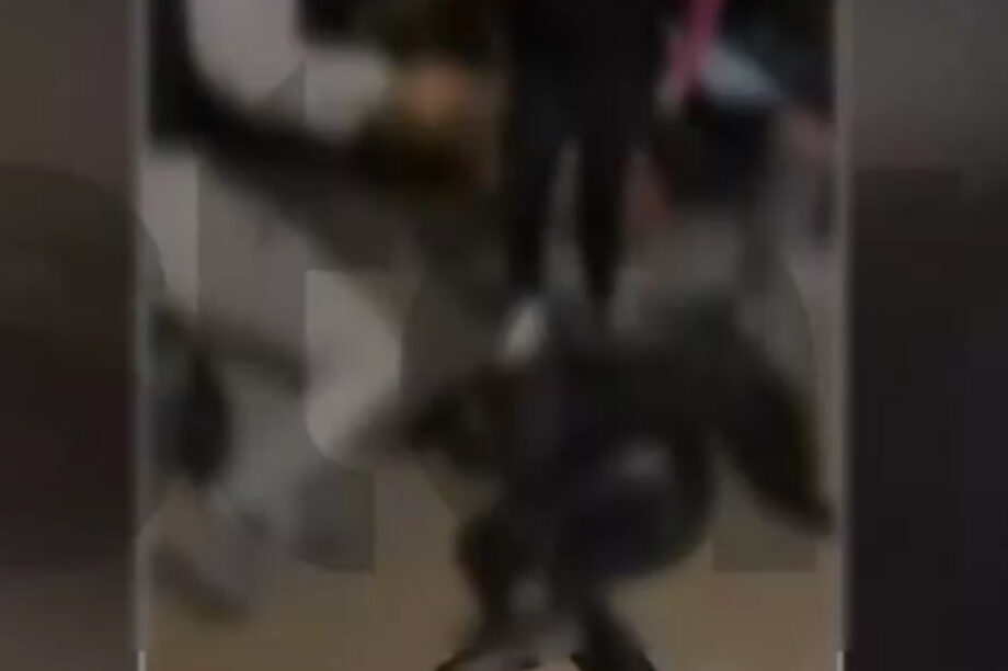 Σοκαριστικό περιστατικό βίας ανηλίκων: Έφηβες χτυπούν ανελέητα συνομήλική τους (βίντεο)