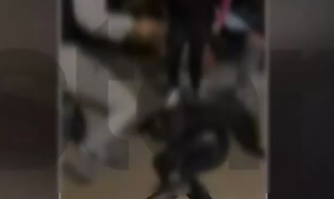 Σοκαριστικό περιστατικό βίας ανηλίκων: Έφηβες χτυπούν ανελέητα συνομήλική τους (βίντεο)