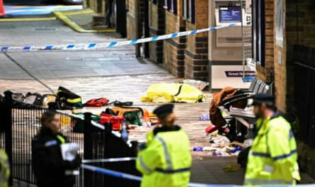 Τρόμος στη Βρετανία: Επίθεση ενόπλου σε τρένο, 10 τραυματίες