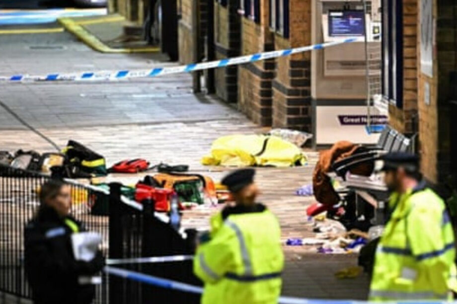 Τρόμος στη Βρετανία: Επίθεση ενόπλου σε τρένο, 10 τραυματίες