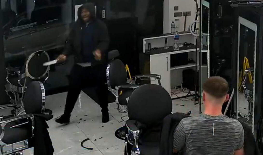 Βρετανία: Εισβολή άνδρα σε κομμωτήριο με μαχαίρι! (βίντεο)