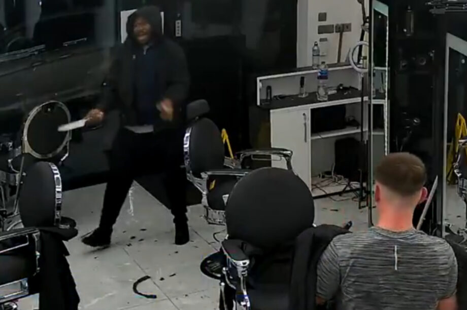 Βρετανία: Εισβολή άνδρα σε κομμωτήριο με μαχαίρι! (βίντεο)