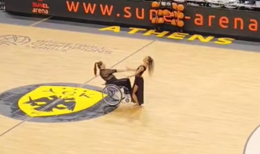 Συγκλονιστική χορογραφία με αμαξίδιο στο ημίχρονο του ΑΕΚ-Ρίγα για το BCL (βίντεο)