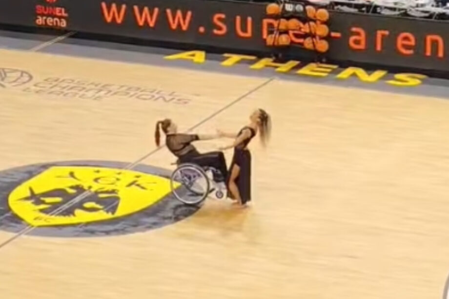 Συγκλονιστική χορογραφία με αμαξίδιο στο ημίχρονο του ΑΕΚ-Ρίγα για το BCL (βίντεο)