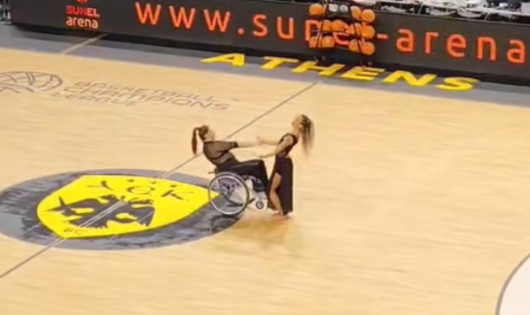 Συγκλονιστική χορογραφία με αμαξίδιο στο ημίχρονο του ΑΕΚ-Ρίγα για το BCL (βίντεο)