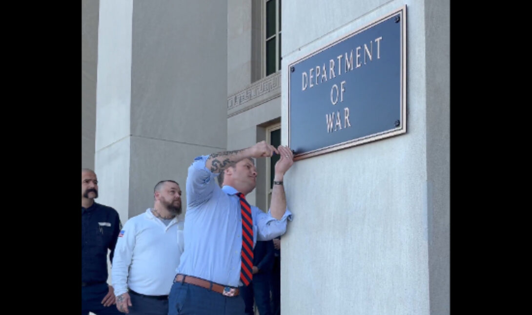 ΗΠΑ: Το υπουργείο Άμυνας έγινε... «υπουργείο Πολέμου» (βίντεο)