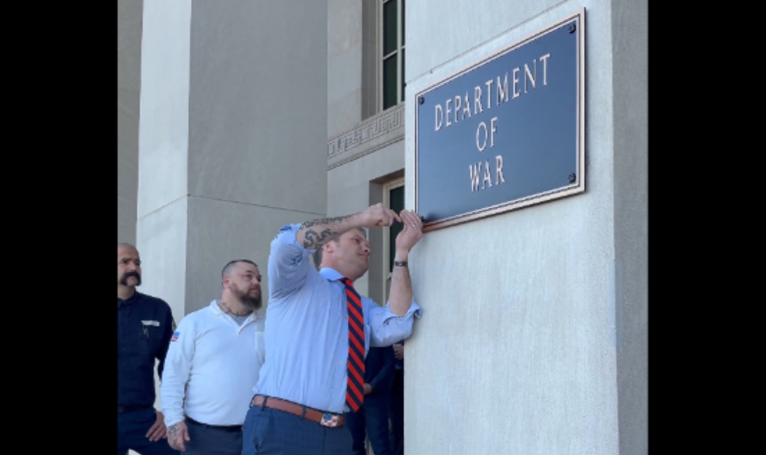 ΗΠΑ: Το υπουργείο Άμυνας έγινε... «υπουργείο Πολέμου» (βίντεο)